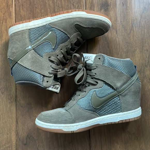 Nike Women’s Dunk Sky Hi Mesh Shoes - Picture 4 of 11